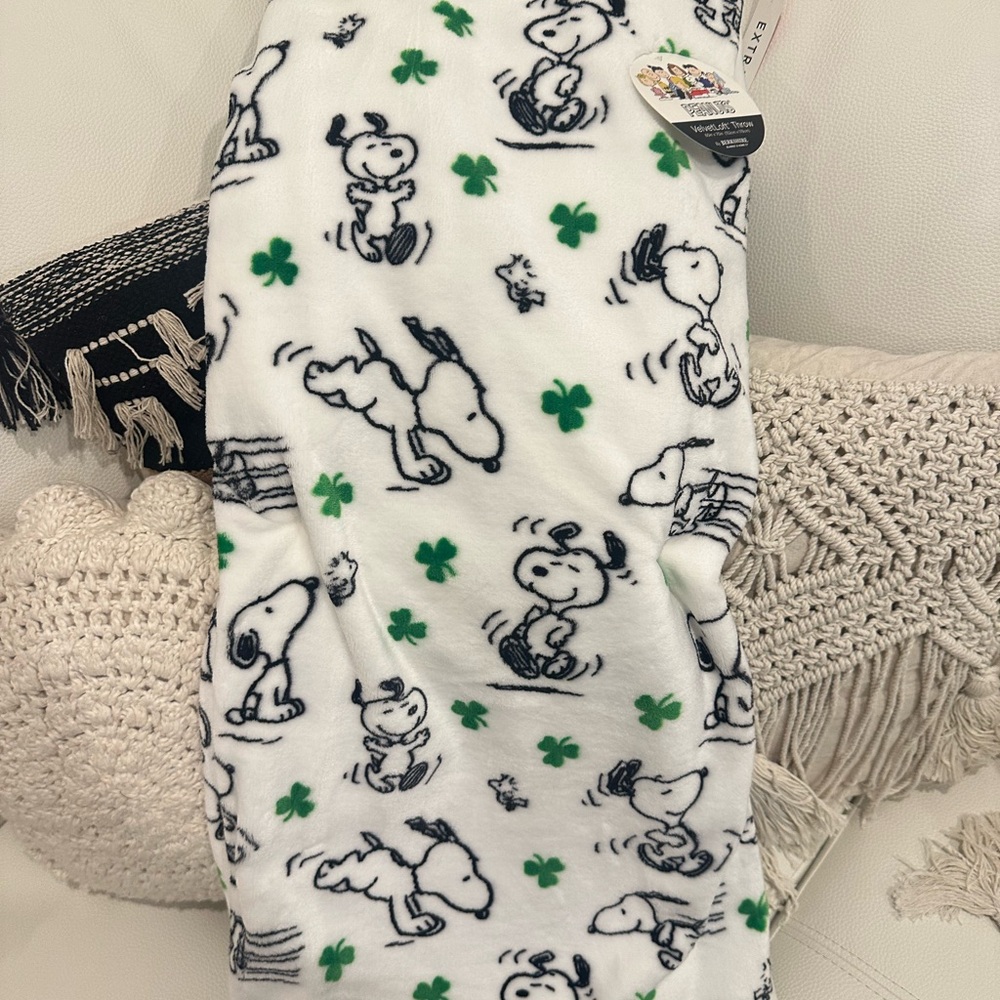 Peanuts Snoopy Shamrock Blanket